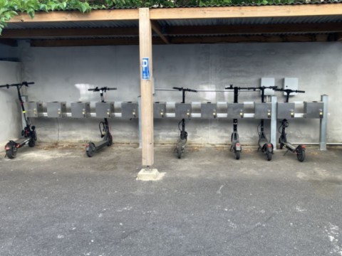 Parking trottinette avec recharge