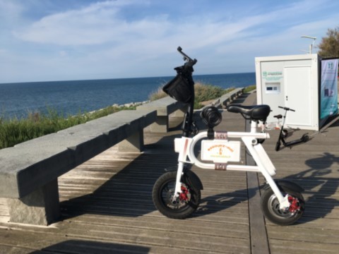 Parking avec recharge trottinette vélo bord de mer
